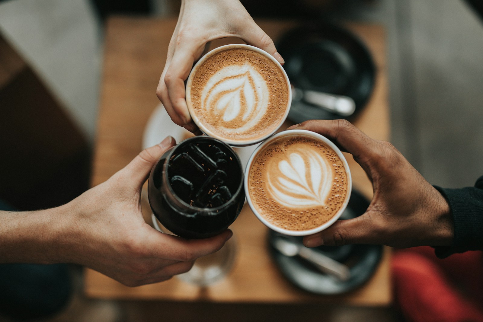 コーヒーの知識を伝えるバリスタ